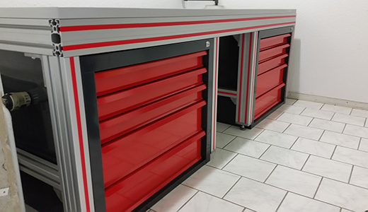 Dieses Terrassengeländer ist gefertigt aus Aluprofil 45x90, abgerundet durch zwei Profile 45 halbrund. Die offenen Profilnuten sind verschlossen mit Kunststoff-Abdeckprofil in rot und grau. Mittels Edelstahl Glasklemmen wurden 8mm Sicherheitsglasscheiben